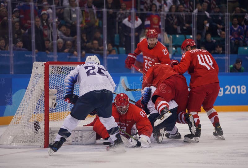 Team United States nel bianco nell'azione contro Team Olympic Athlete dal gioco rotondo preliminare del hockey su ghiaccio del ` fotografie stock libere da diritti Team United States nel bianco nell'azione contro Team Olympic Athlete dal gioco rotondo preliminare del hockey su ghiaccio del ` fotografie stock libere da diritti