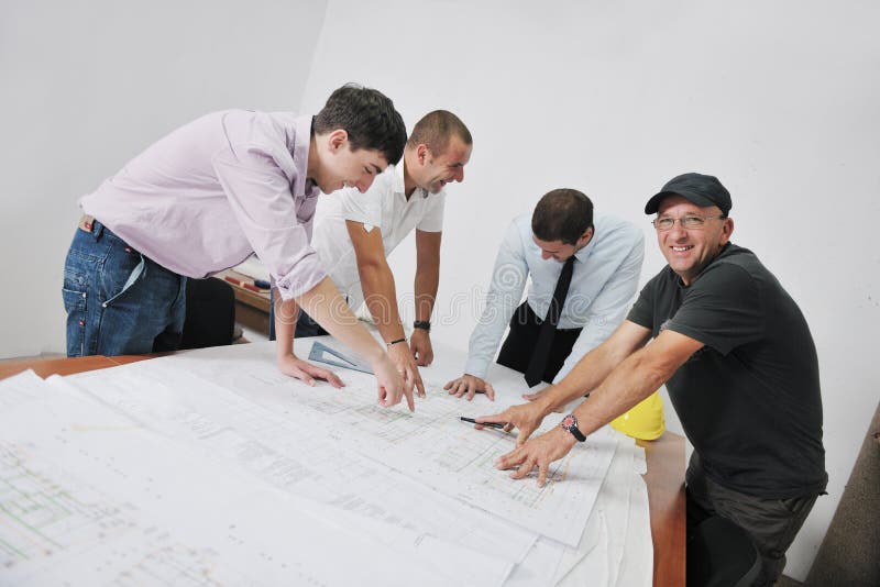 Team van architecten op construcitonplaats