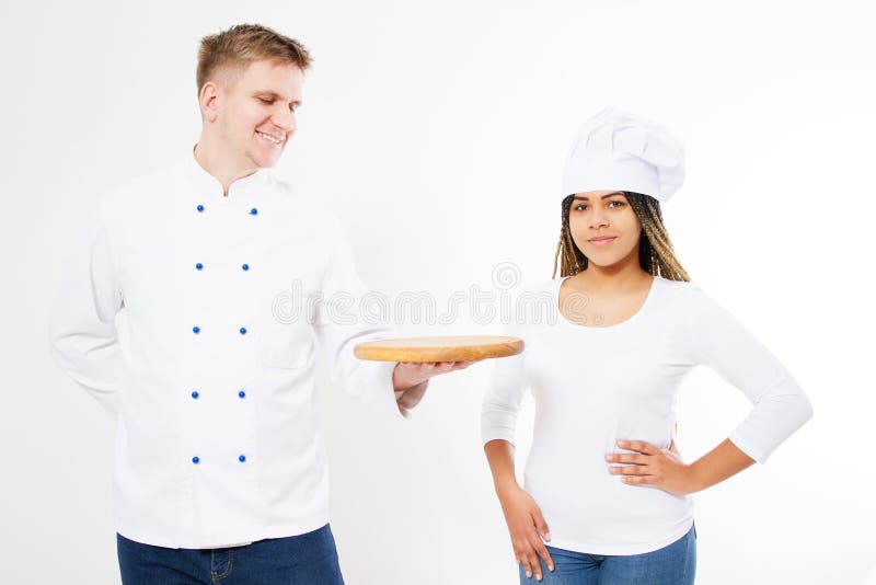 Team van chef-koks die op een witte achtergrond met een lege pizzaraad stellen royalty-vrije stock foto's Team van chef-koks die op een witte achtergrond met een lege pizzaraad stellen royalty-vrije stock foto's