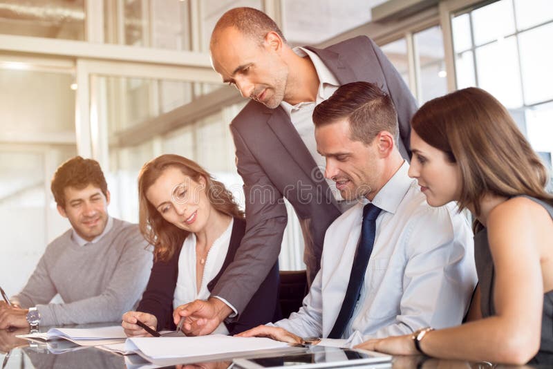 Team van het bedrijfsmensen werken stock afbeelding Team van het bedrijfsmensen werken stock afbeelding