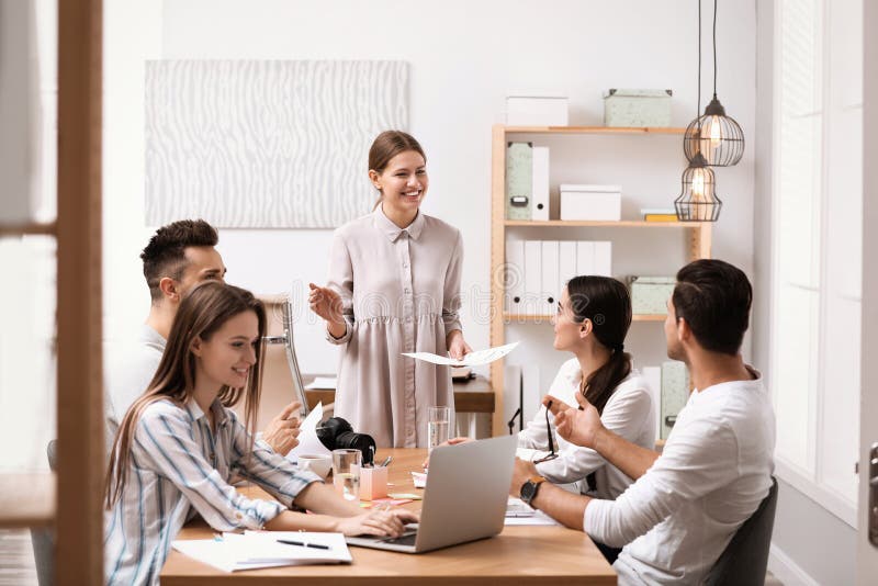 Team van professionele journalisten die werken stock fotografie Team van professionele journalisten die werken stock fotografie