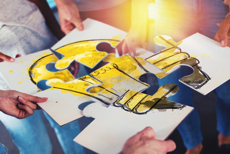 Team van zakenlieden die een idee samenwerken te realiseren royalty-vrije stock afbeeldingen Team van zakenlieden die een idee samenwerken te realiseren royalty-vrije stock afbeeldingen
