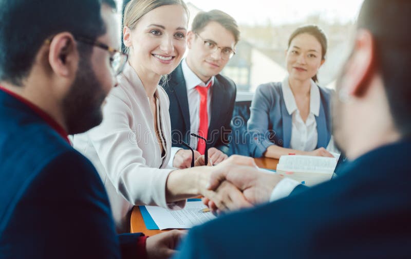 Team von den Gesch?ftsleuten, die ?ber eine Vereinbarung schlie?t das Abkommen verhandeln lizenzfreie stockfotografie Team von den Gesch?ftsleuten, die ?ber eine Vereinbarung schlie?t das Abkommen verhandeln lizenzfreie stockfotografie