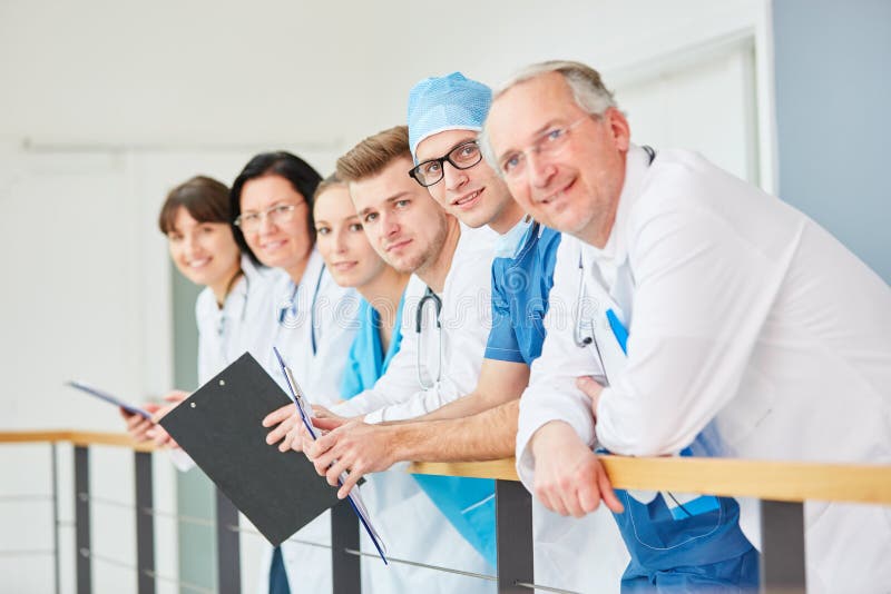 Team von Doktoren mit Erfahrung lizenzfreie stockbilder Team von Doktoren mit Erfahrung lizenzfreie stockbilder