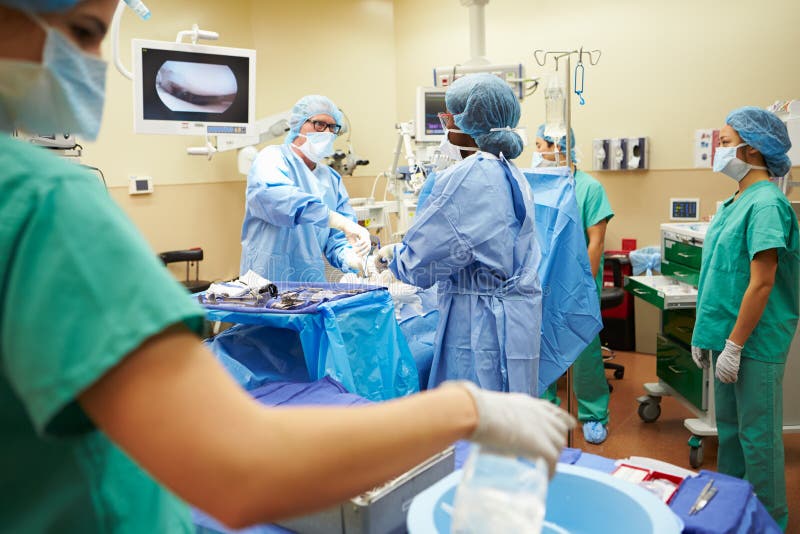 Team Working In Operating Theatre quirúrgico foto de archivo Team Working In Operating Theatre quirúrgico foto de archivo