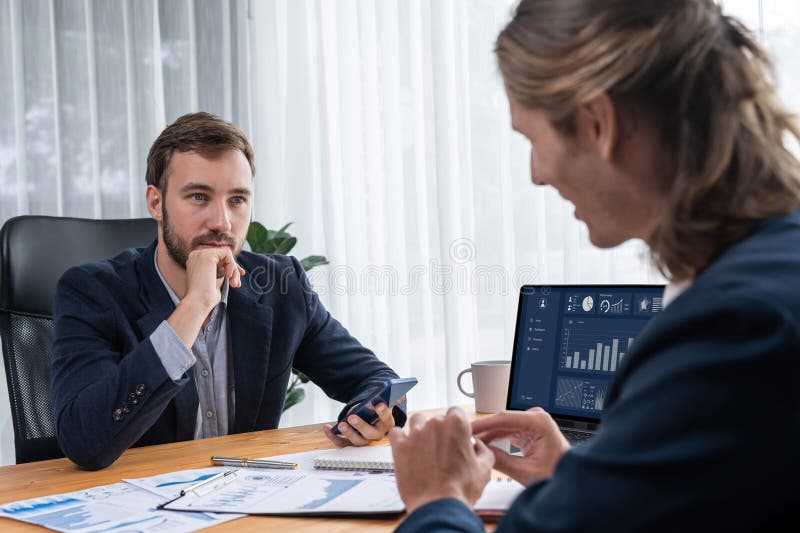 Teamet för upptagen analys av finansiella data på kontoret. enhet royaltyfri foto