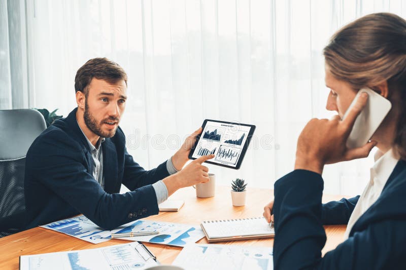Teamet med upptagen analytiker på kontoret som analyserar finansiella data per tablett. enhet royaltyfri foto