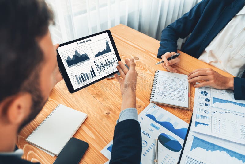 Teamet med upptagen analytiker på kontoret som analyserar finansiella data per tablett. enhet arkivfoton