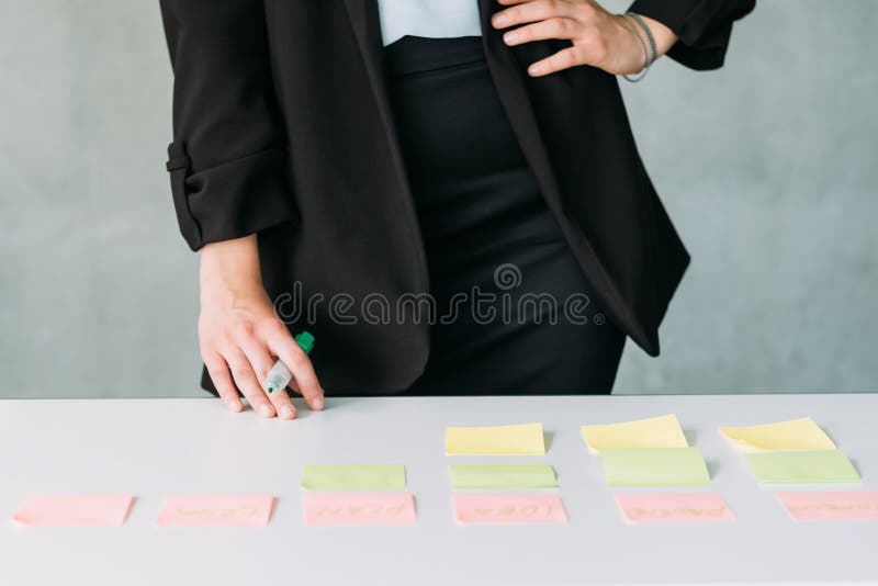 Teamlead da mulher que conceitua a análise nova da estratégia fotografia de stock Teamlead da mulher que conceitua a análise nova da estratégia fotografia de stock