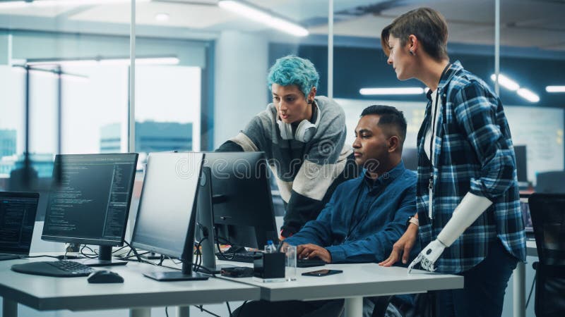Teammöte på olika kontor : projektledare med funktionsnedsättningar som protesarm på datorn. Teammöte på olika kontor : projektledare med funktionsnedsättningar som protesarm vid datorskärmssamtal med multietniska specialister. programvaruingenjörer samarbetar om kreativ lösning