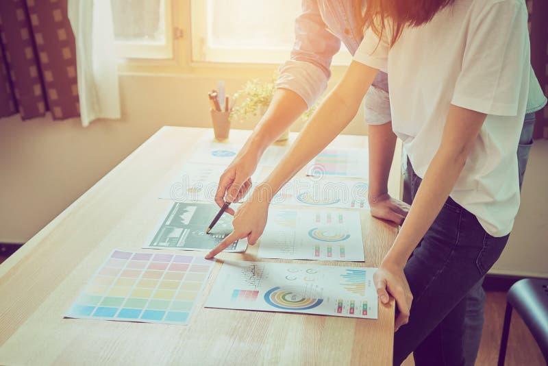 Teamwork analysiert Arbeitsstrategien Zu die beste Weise finden, eine Firma zu wachsen stockfotografie Teamwork analysiert Arbeitsstrategien Zu die beste Weise finden, eine Firma zu wachsen stockfotografie