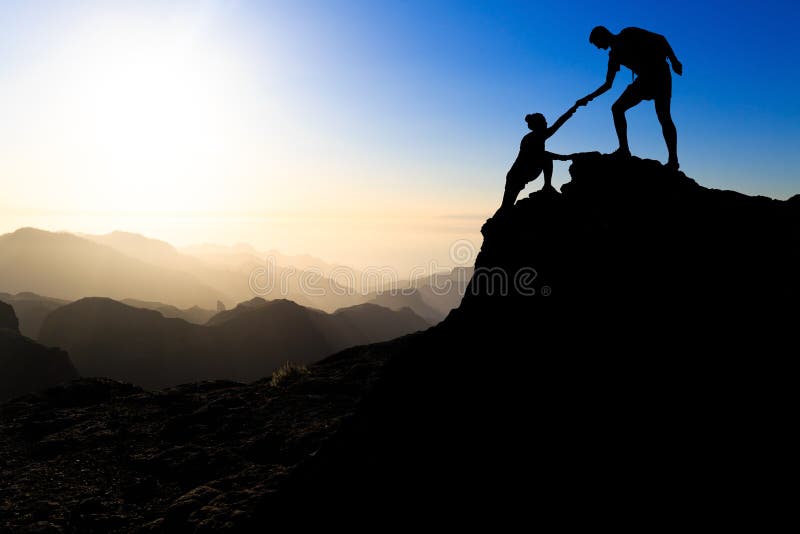 Teamwork paar Wander-einander helfen, Vertrauen, Hilfe silhouette in den Bergen, bei Sonnenuntergang.