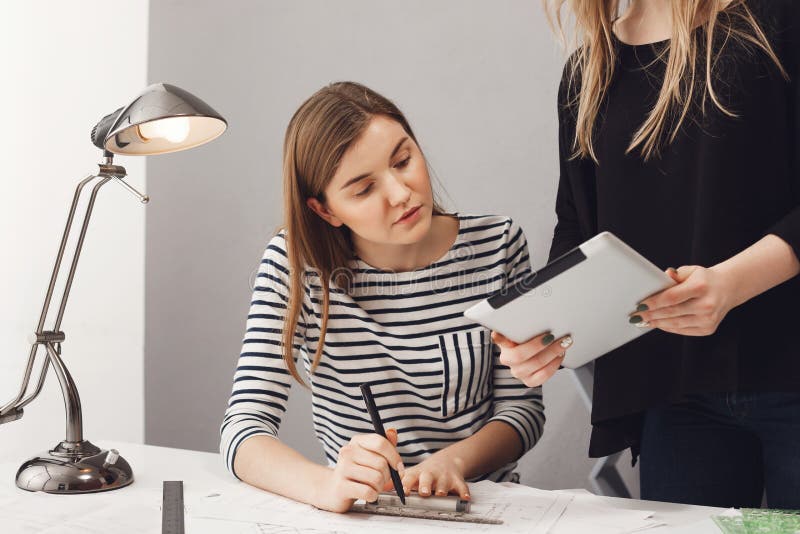 Teamwork frilans, affärsidé Stäng sig upp av två yrkesmässiga unga entreprenörformgivare som arbetar på nytt arkivfoton Teamwork frilans, affärsidé Stäng sig upp av två yrkesmässiga unga entreprenörformgivare som arbetar på nytt arkivfoton