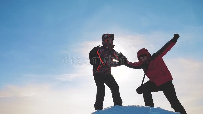 teamwork Gruppenmannwinterschneegebirgsteamtouristen Freudenerfolgs, denleistung ihre Hände freuen anhob oben sich, Ziele