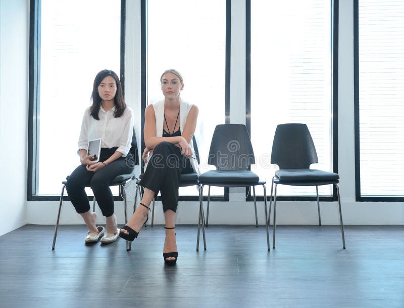 Teamwork of international business people taking to each other i royalty free stock photos Teamwork of international business people taking to each other i royalty free stock photos