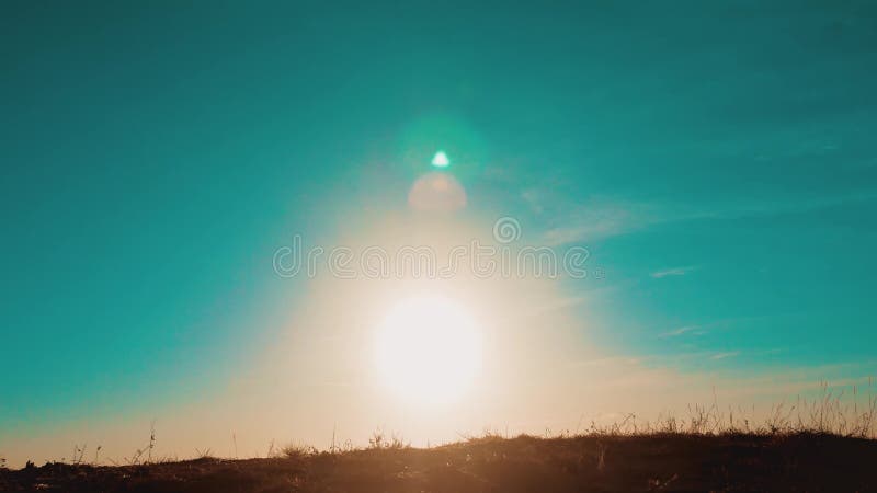 Teamwork-Männer lassen Sprung vom Glücksieggehen laufen zwei Touristenwanderermänner mit Rucksäcken bei Sonnenuntergang gehen, Re