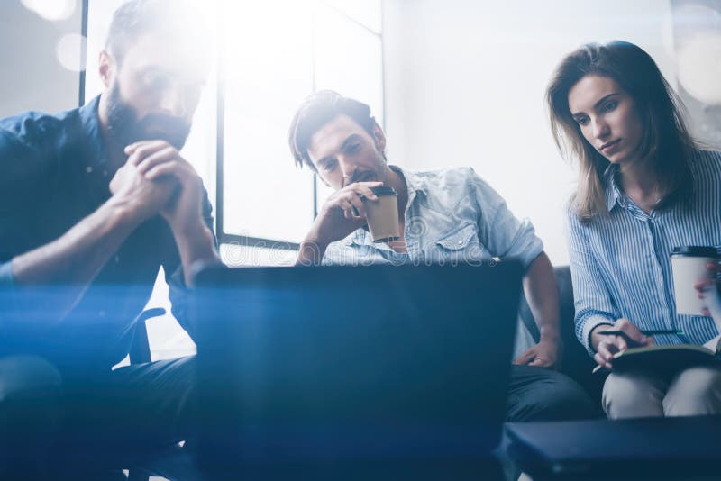 Teamwork-Prozesskonzept Junge Mitarbeiter arbeiten mit neuem Startprojekt im Büro Horizontaler, unscharfer Hintergrund aufflacker lizenzfreie stockbilder Teamwork-Prozesskonzept Junge Mitarbeiter arbeiten mit neuem Startprojekt im Büro Horizontaler, unscharfer Hintergrund aufflacker lizenzfreie stockbilder