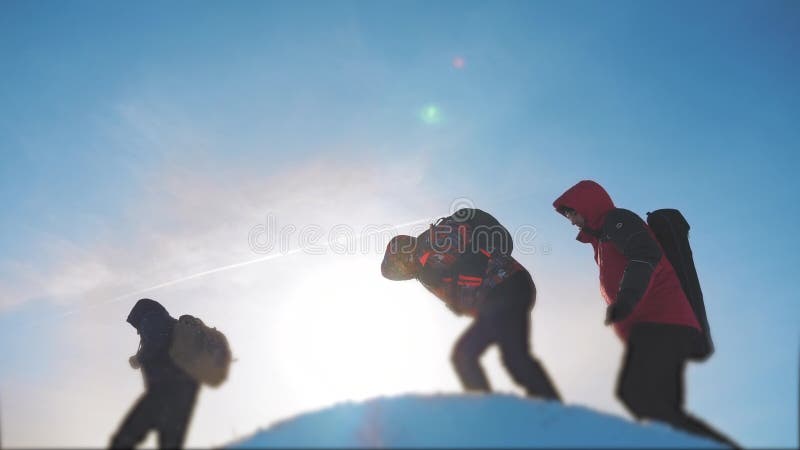 teamwork touristische Wanderer des Gruppenteams gibt Aufstieg zur Spitze des Berges Erfolgsgewinnwinter erreichte die Spitze von