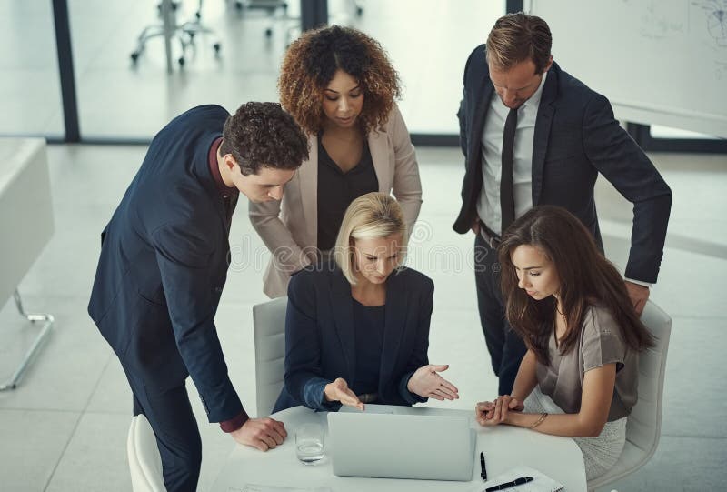 Teamwork-Treffen und Leute mit Laptop-Diskussion und Brainstorming für den Verkauf mit Technik oder Business. Vorsaal lizenzfreie stockfotos