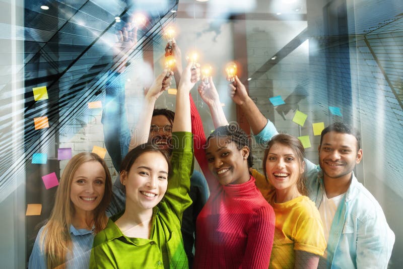 Teamwork und Brainstorming-Konzept mit Geschäftsleuten, die eine Idee mit einer Lampe teilen stockfoto