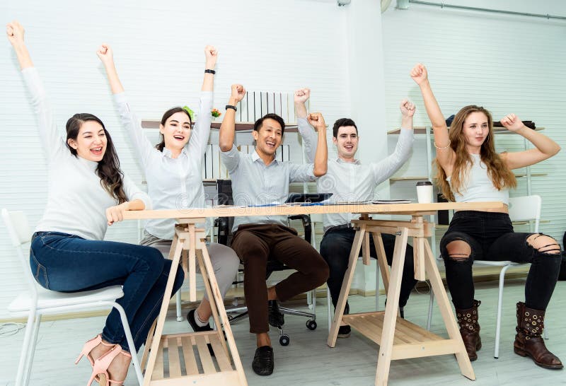 Teamwork von den jungen asiatischen Geschäftsleuten, die intelligentes Abkommen des Erfolgs und im modernen Büro feiern Arbeits stockfoto Teamwork von den jungen asiatischen Geschäftsleuten, die intelligentes Abkommen des Erfolgs und im modernen Büro feiern Arbeits stockfoto