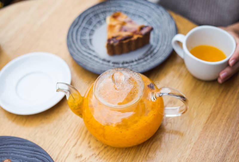 Teapot pomarańczowa herbata i pika tort fotografia stock Teapot pomarańczowa herbata i pika tort fotografia stock