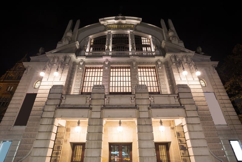 Download Teatro Bielefeld Alemanha Na Noite Foto de Stock - Imagem de alemão, escuro: 80100546