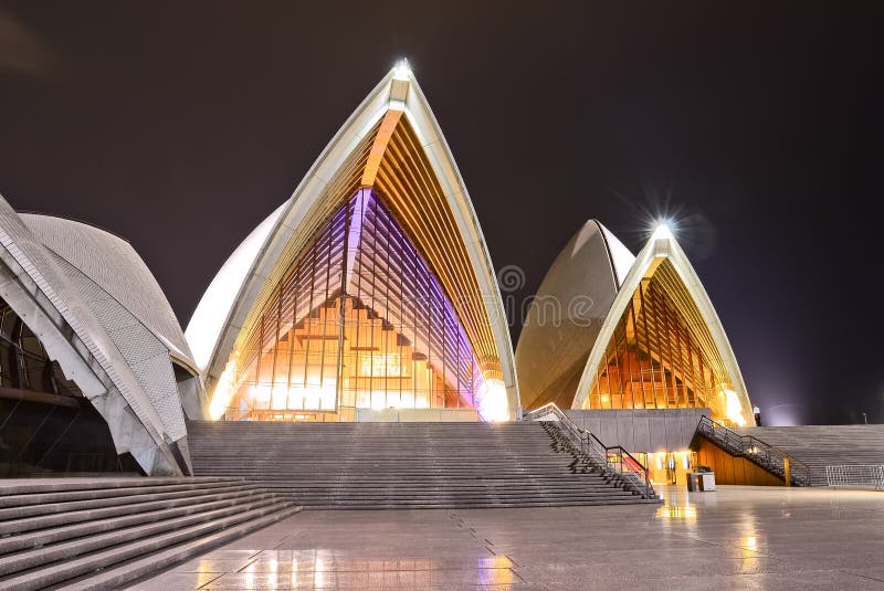 Teatro da ópera de Sydney na noite foto de stock Teatro da ópera de Sydney na noite foto de stock