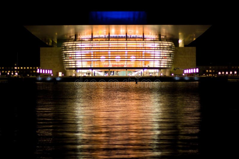 Teatro da ópera em Copenhaga imagem de stock royalty free Teatro da ópera em Copenhaga imagem de stock royalty free
