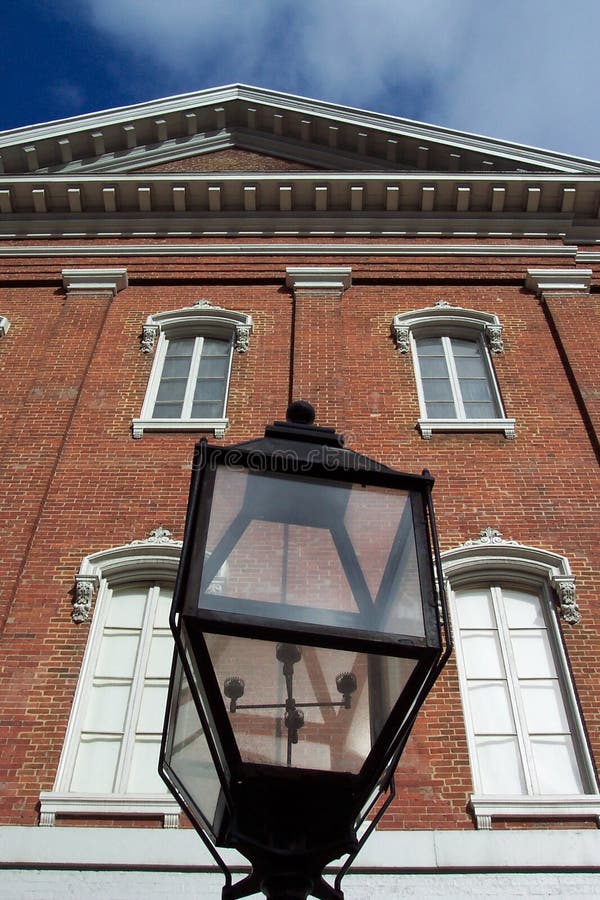 Foto do teatro de Ford na C. C. de Washington. Este é o teatro famoso onde o presidente Abraham Lincoln foi assassinado pela cabine de John Wilkes abril em 14, 1865. A cabine considerável de John Wilkes era um ator shakespeariano bem sucedido e um simpatizante do sul durante a guerra civil. Disparou no presidente na parte traseira da cabeça com um derringer de 44 calibres e fêz bom seu escape apesar de um pé quebrado. Mais tarde as autoridades alcançaram com ele e dispararam nele mortos em um celeiro em Virgínia.