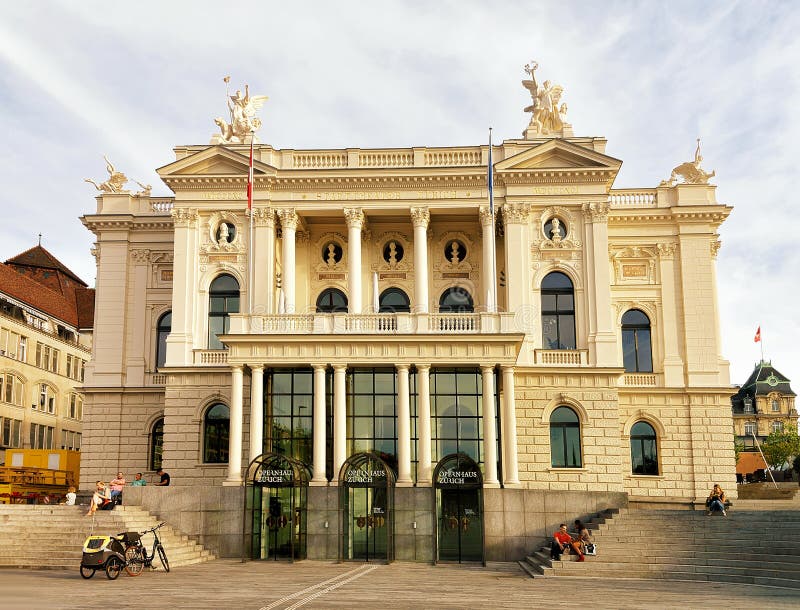 Teatro de la ópera en viejo centro de ciudad de Zurich imagenes de archivo Teatro de la ópera en viejo centro de ciudad de Zurich imagenes de archivo
