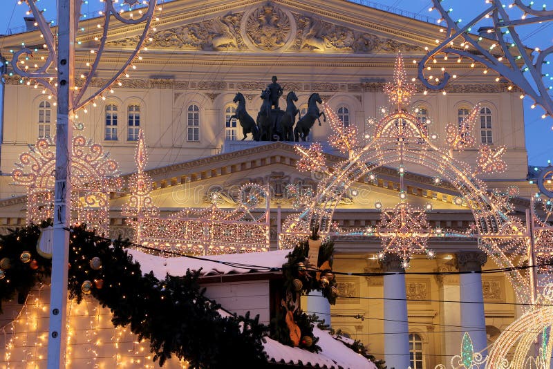 Teatro del teatro di Bolshoi (grande, grande o grande, Bolshoy anche compitato) si è illuminato al Natale alla notte Mosca, Russi immagini stock libere da diritti Teatro del teatro di Bolshoi (grande, grande o grande, Bolshoy anche compitato) si è illuminato al Natale alla notte Mosca, Russi immagini stock libere da diritti