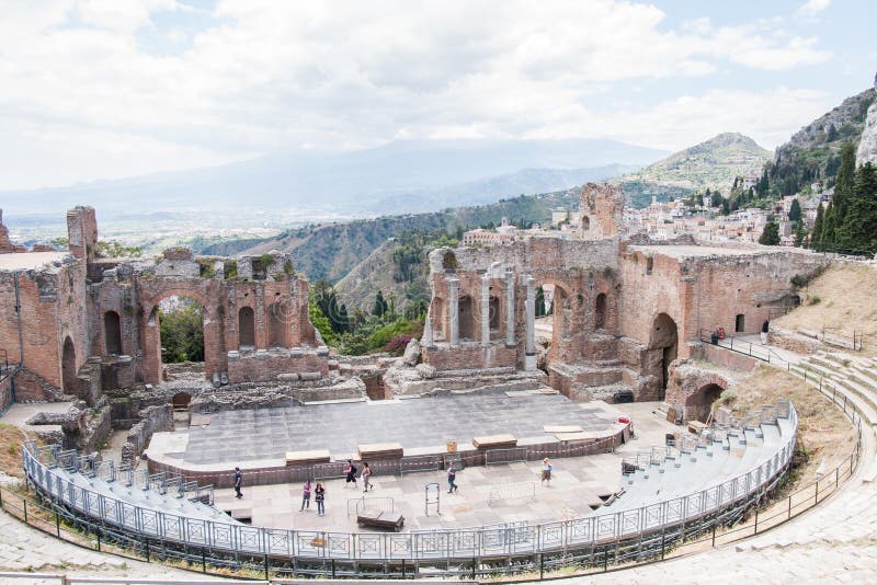 Teatro di Taormina avec le volcan de l'Etna à l'arrière-plan, Sicile, Italie image libre de droits Teatro di Taormina avec le volcan de l'Etna à l'arrière-plan, Sicile, Italie image libre de droits