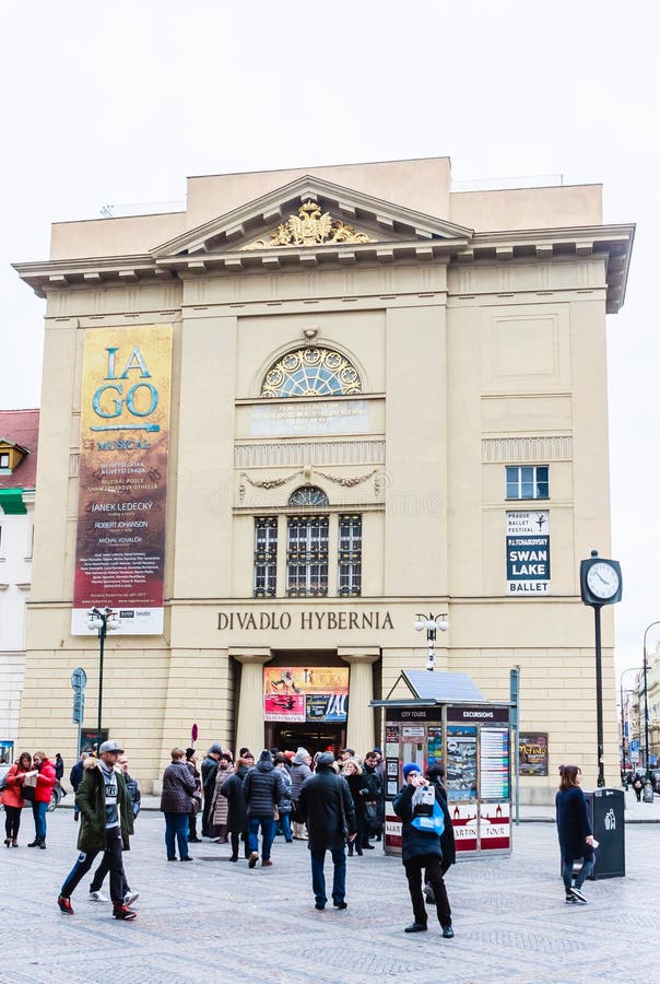 Teatro Divadlo Hybernia a Praga L'aspetto classico della costruzione è dal 1806 immagini stock Teatro Divadlo Hybernia a Praga L'aspetto classico della costruzione è dal 1806 immagini stock