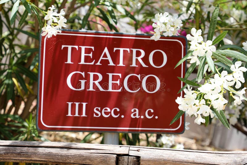 Teatro Greco undertecknar in Syracuse, Sicilien royaltyfri fotografi Teatro Greco undertecknar in Syracuse, Sicilien royaltyfri fotografi