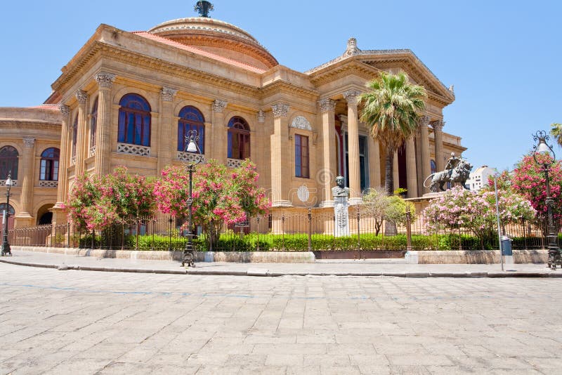 Teatro Massimo - Teatro dell'Opera a Palermo, Sicilia fotografia stock libera da diritti Teatro Massimo - Teatro dell'Opera a Palermo, Sicilia fotografia stock libera da diritti