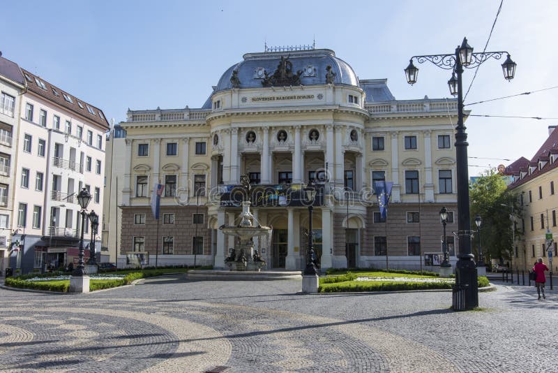 Teatro nacional eslovaco en Bratislava fotografía de archivo Teatro nacional eslovaco en Bratislava fotografía de archivo