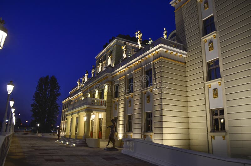 Teatro nazionale macedone, Skopje, Macedonia - scena di notte immagine stock Teatro nazionale macedone, Skopje, Macedonia - scena di notte immagine stock