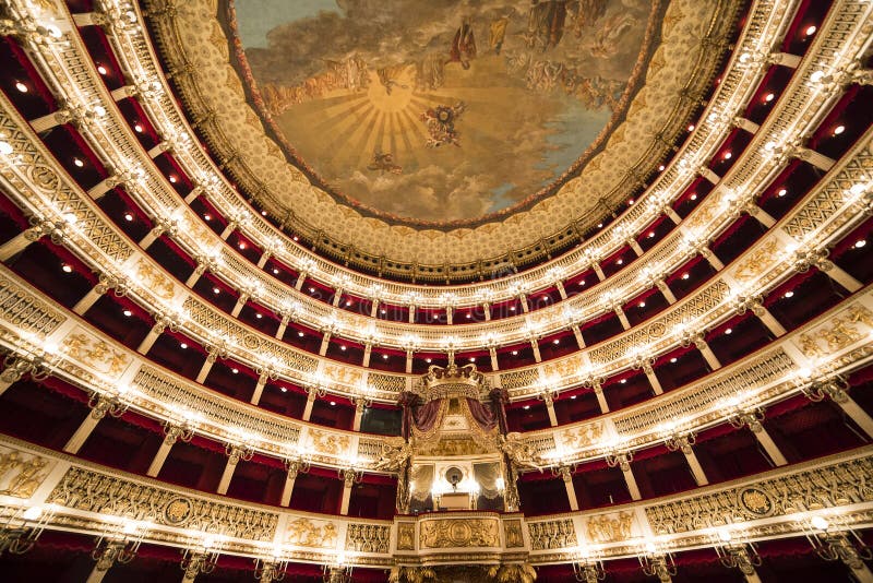 Teatro San Carlo, de operahuis van Napels, Italië royalty-vrije stock afbeelding Teatro San Carlo, de operahuis van Napels, Italië royalty-vrije stock afbeelding