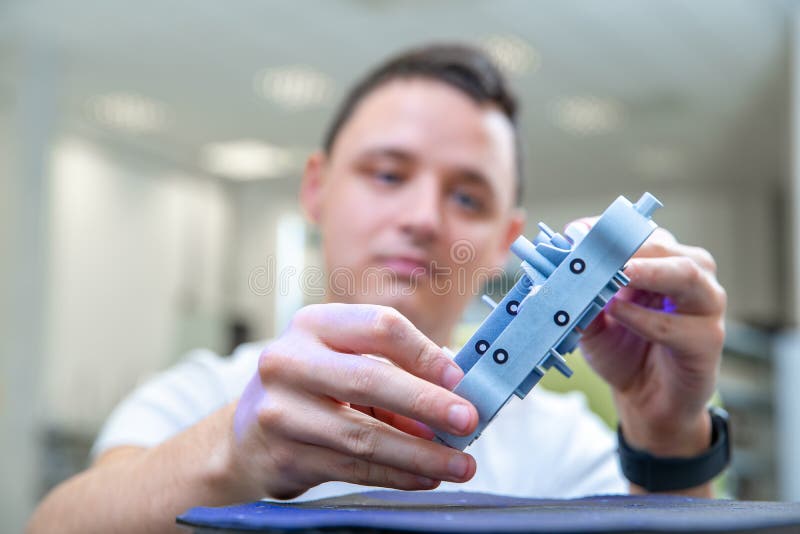 Technically professional machine for 3D scanning and measurement of plastic moldings using a laser.