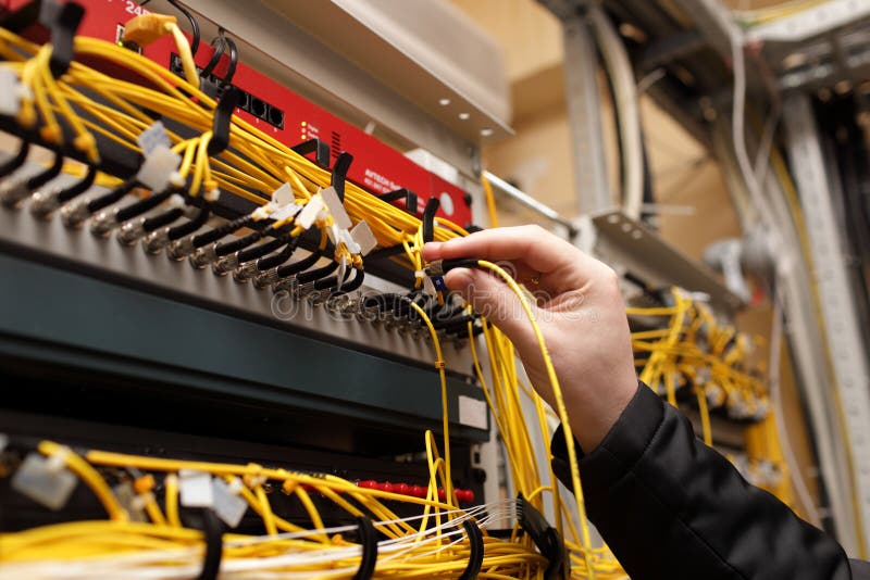 Il tecnico del collegamento in fibra ottica connettore sul sito telecom.