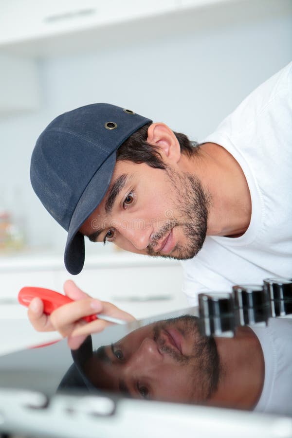 technician-fixing-kitchen-appliance-83782332.jpg
