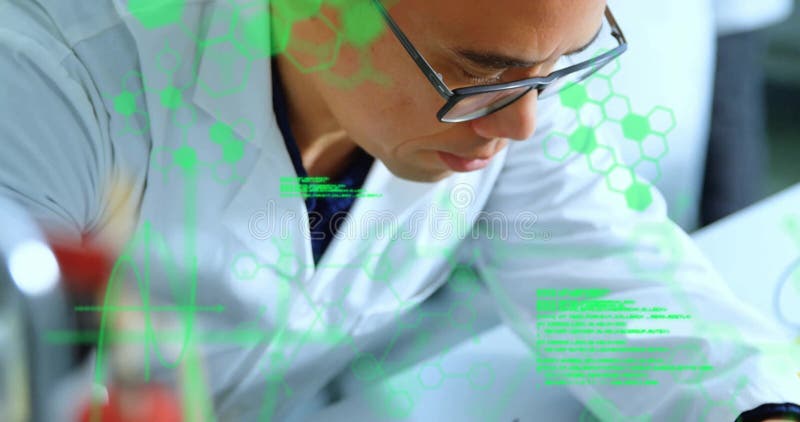 Technicien apportant une sonde de test à la carte de circuits initiant des diagnostics avec des recouvrements d'hexagones verts banque de vidéos