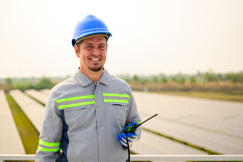 Technicien d'entretien travaillant sur une ferme à cellules solaires écologiques images libres de droits