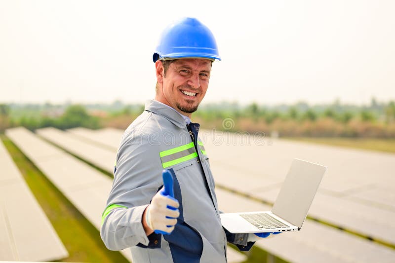 Technicien d'entretien travaillant sur une ferme à cellules solaires écologiques photo libre de droits