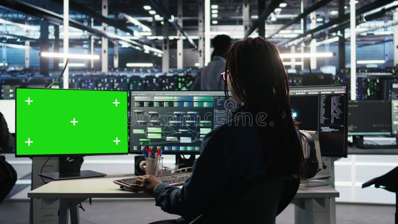 Technicien de centre de données utilisant un logiciel d'arborescence de noeuds sur un PC mockup pour analyser des ensembles de don clips vidéos