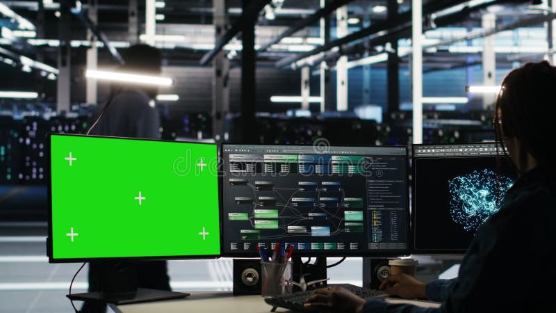 Technicien de centre de données utilisant un logiciel d'arborescence de noeuds sur un PC mockup pour analyser des ensembles de don clips vidéos