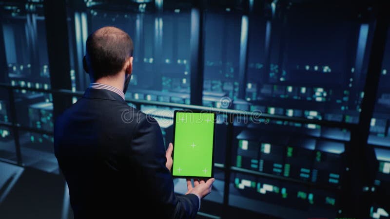 Technicien de datacenter tenant une tablette avec écran vert banque de vidéos