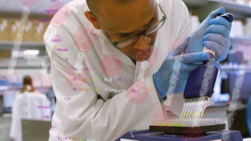 Technicien de laboratoire distribuant du liquide vert dans une microplaque en technologie de santé avec des gouttelettes animées banque de vidéos