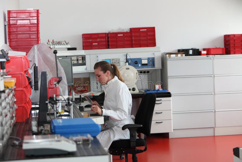 Technicien de laboratoire travaillant dans le laboratoire image libre de droits Technicien de laboratoire travaillant dans le laboratoire image libre de droits